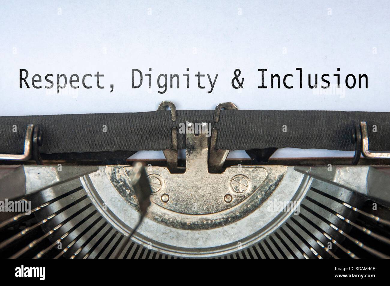 Rispetto, dignità e testo di inclusione sulla vecchia macchina da scrivere. Foto Stock