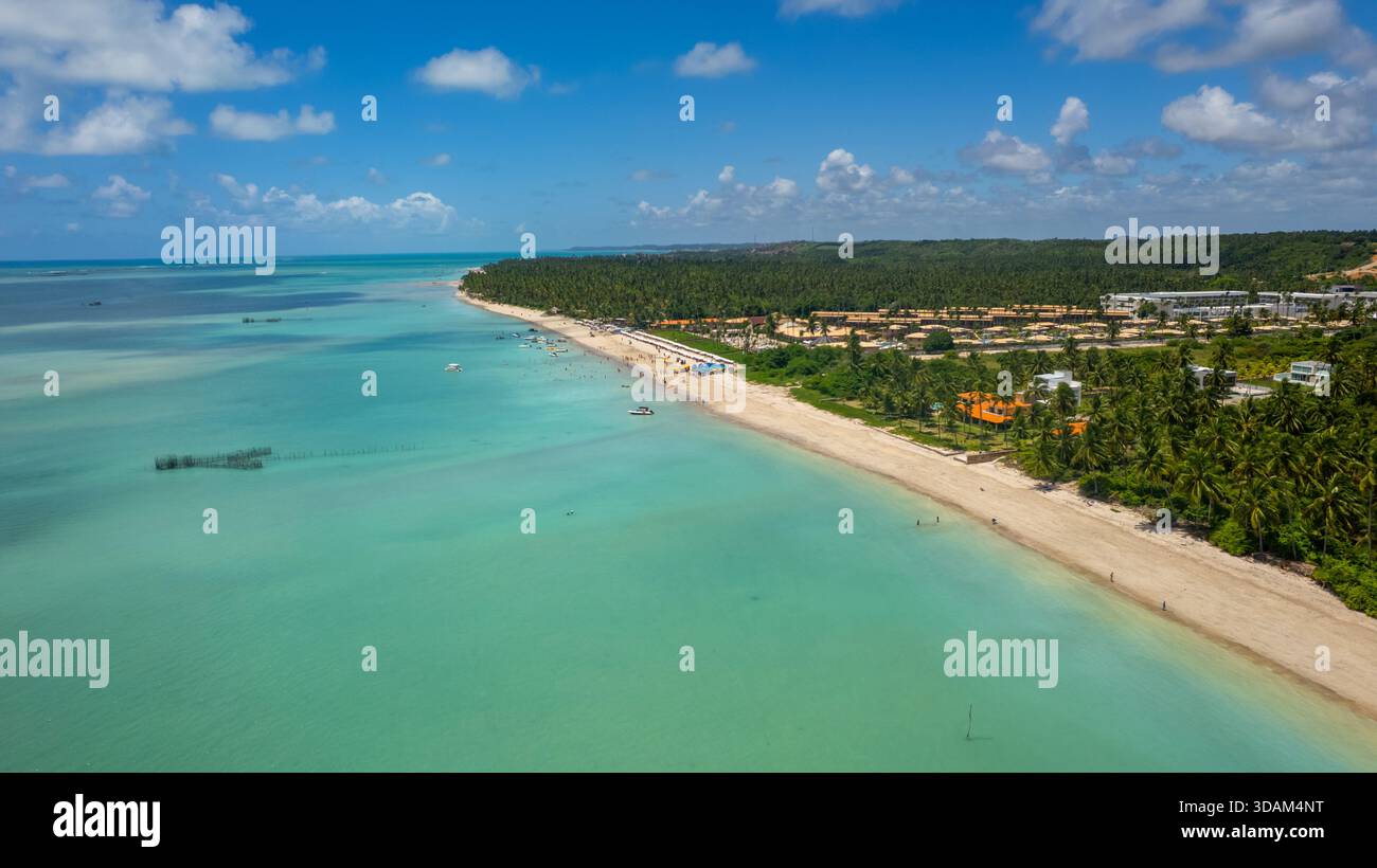 Maragogi, Alagoas, Brasile. Foto aerea della spiaggia e del mare di Maragogi, che mostrano acque cristalline che attirano molti visitatori brasiliani e internazionali. Foto Stock