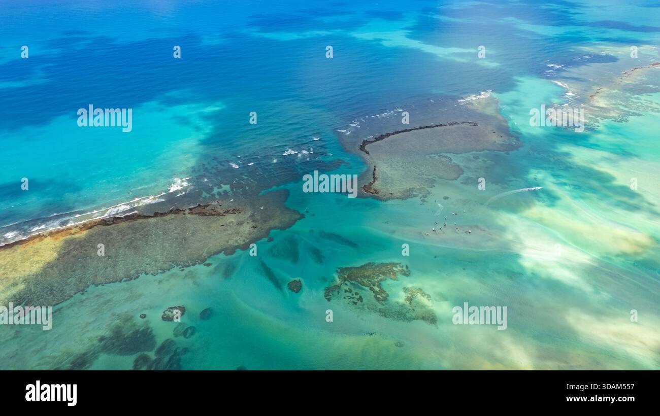 Maragogi, Alagoas, Brasile. Foto aerea della spiaggia e del mare di Maragogi, che mostrano acque cristalline che attirano molti visitatori brasiliani e internazionali. Foto Stock