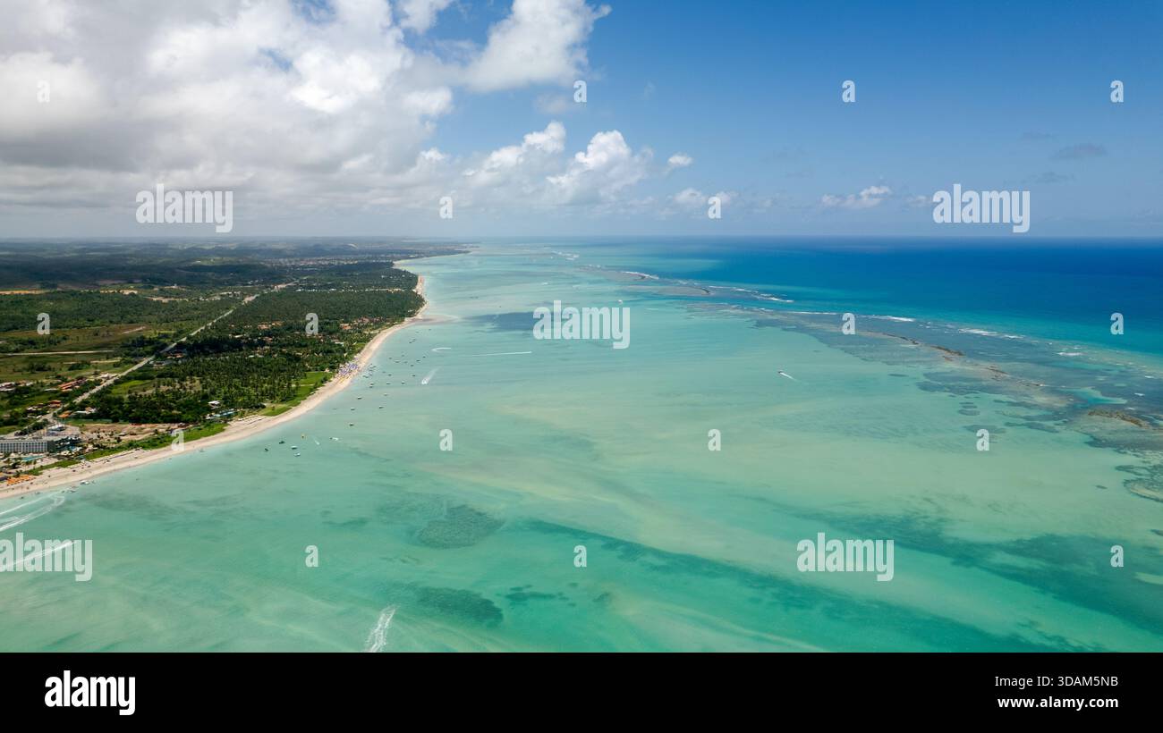 Maragogi, Alagoas, Brasile. Foto aerea della spiaggia e del mare di Maragogi, che mostrano acque cristalline che attirano molti visitatori brasiliani e internazionali. Foto Stock