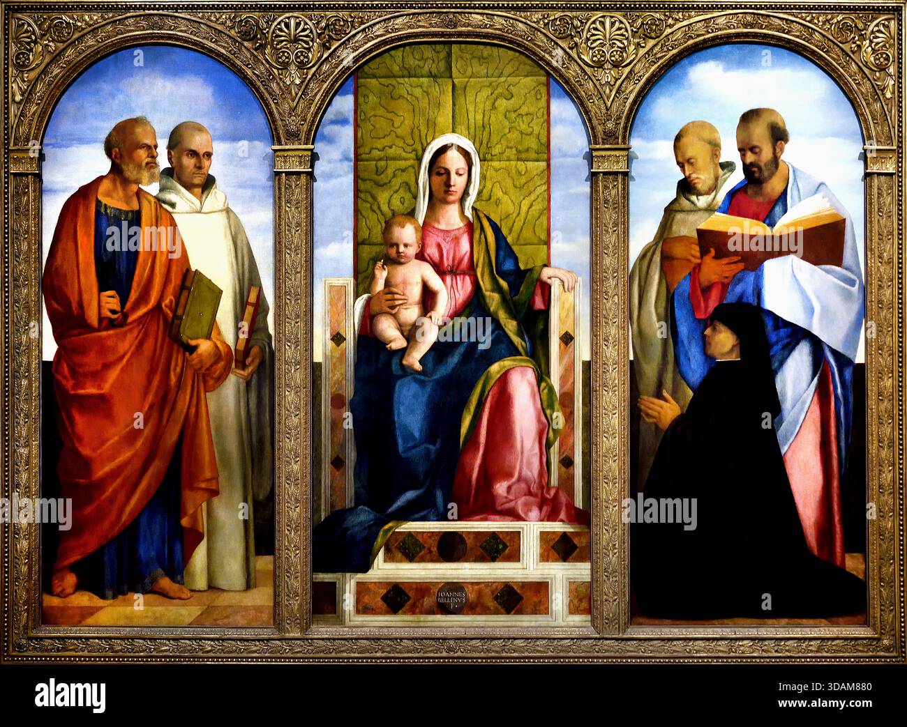 Pala Priuli 1505-1510 Giovanni Bellini Italiano 1459 - 1516 Venezia Italia ( , Giovanni Bellini e il suo studio hanno modellato il volto della pittura veneziana fin dal primo Rinascimento. Tra le ultime opere vi è l'altare per il Sepolcro di Pietro Priuli (1420-1493) nella chiesa di Camaldoli sull'isola veneziana dei morti, San Michele. La perdita del telaio originale e della predella hanno ridotto l'altare ai tre pannelli principali. Essi presentano Santa Maria sul trono con il bambino Gesù, affiancato dal donatore inginocchiato, due monaci dell'ordine Camaldoli, San Pietro come patrono di Priuli e probabilmente S Foto Stock