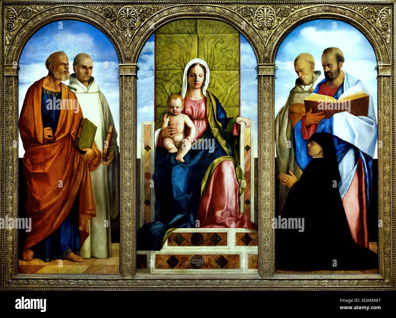 Pala Priuli 1505-1510 Giovanni Bellini Italiano 1459 - 1516 Venezia Italia ( , Giovanni Bellini e il suo studio hanno modellato il volto della pittura veneziana fin dal primo Rinascimento. Tra le ultime opere vi è l'altare per il Sepolcro di Pietro Priuli (1420-1493) nella chiesa di Camaldoli sull'isola veneziana dei morti, San Michele. La perdita del telaio originale e della predella hanno ridotto l'altare ai tre pannelli principali. Essi presentano Santa Maria sul trono con il bambino Gesù, affiancato dal donatore inginocchiato, due monaci dell'ordine Camaldoli, San Pietro come patrono di Priuli e probabilmente S Foto Stock