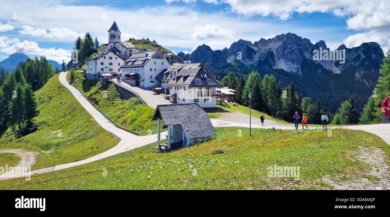 Vista panoramica del Monte Santo Lussari con le vette alpine e il villaggio in cima alla collina, nel nord-est dell'Italia Foto Stock