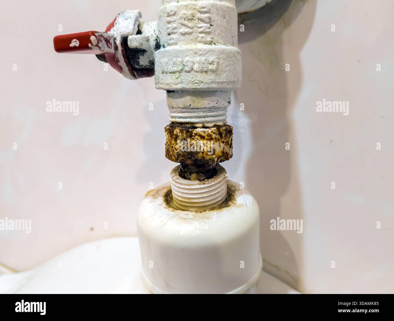 Kislovodsk, Russia - 13 ottobre 2024: Collegamento valvola a sfera rotto con manicotto di plastica in bagno Foto Stock