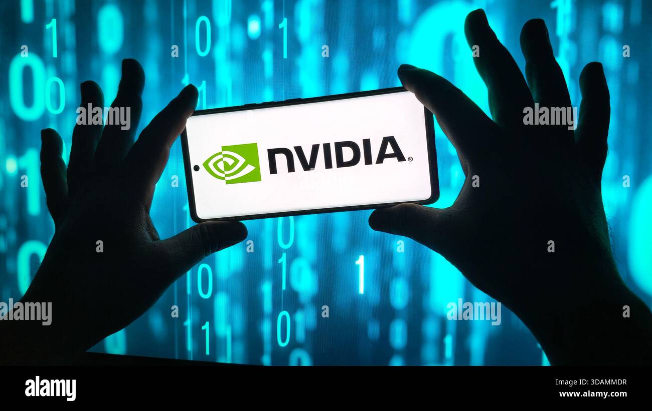 Smartphone con le mani che mostra il logo nvidia su uno sfondo blu digitale, New York, 8 dicembre 2025 - Immagine stock catturata con smartphone
