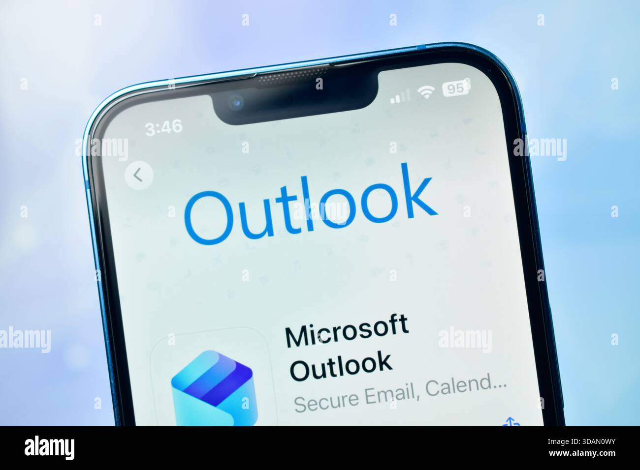 New Delhi, India 11 jaunary 2026:- primo piano dell'icona e del nome dell'app microsoft Outlook visualizzati sullo schermo di uno smartphone moderno Foto Stock
