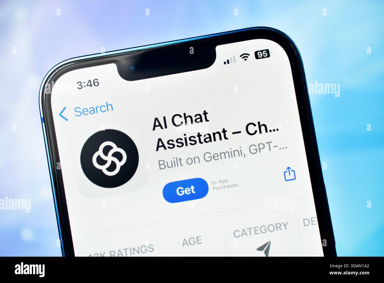 New Delhi, India 11 jaunary 2026:- primo piano della schermata dello smartphone che visualizza la pagina di download dell'app di assistente chat Foto Stock