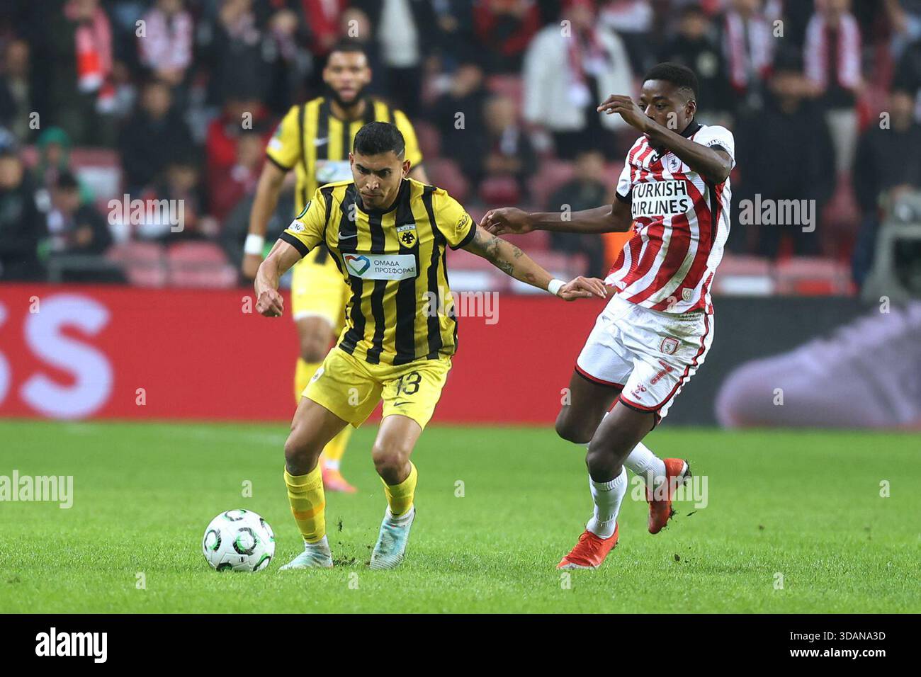 AEK Athens' Orbelin Pineda, left, tussles for the ball with Samsunspor's Anthony Musaba during the Europa Conference League opening phase soccer match between Samsunspor and AEK Athens, in Samsun, Turkey, Thursday, Dec. 11, 2025. (AP Photo/Nurgul Gunaydin) Foto Stock