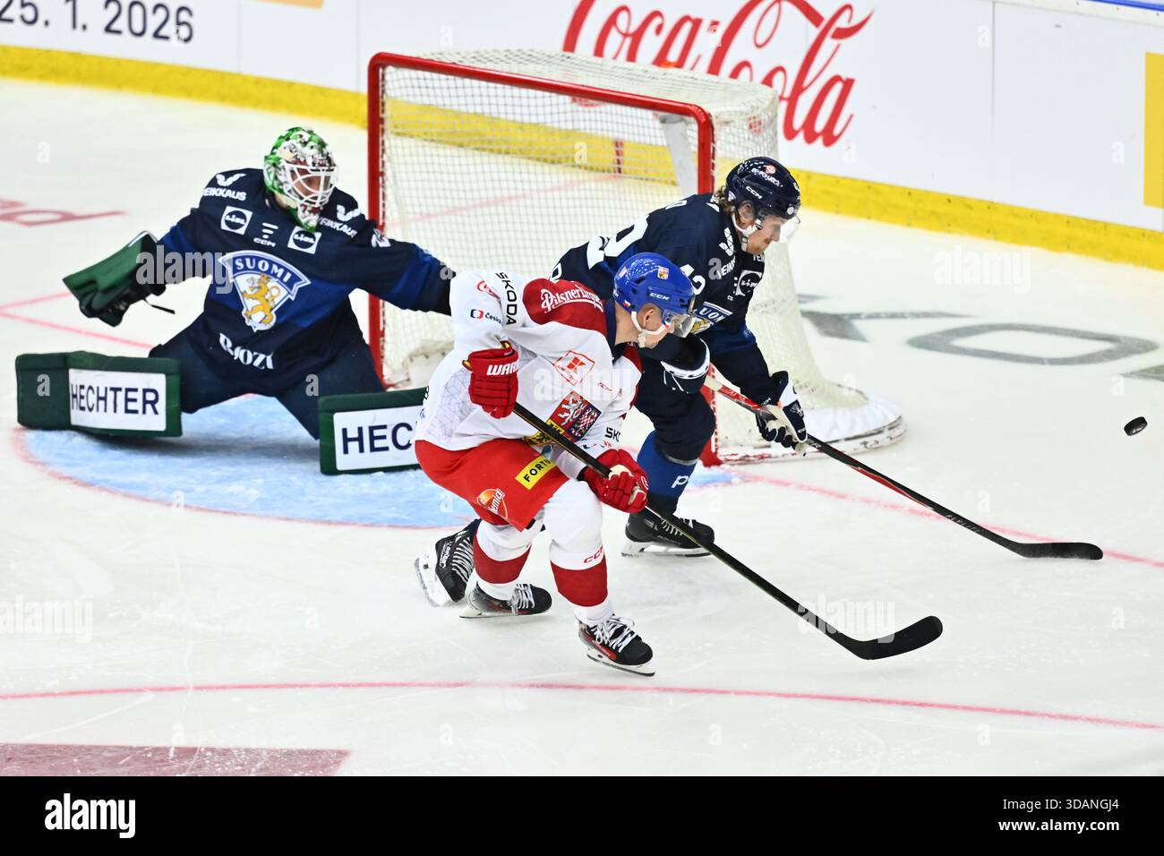 Liberec, Repubblica Ceca. 11 dicembre 2025. (L-R) il portiere finlandese Emil Larmi, Roman Cervenka della Repubblica Ceca e Robin Salo della Finlandia in azione durante i Giochi svizzeri di hockey, parte della serie Euro Hockey Tour, affrontano Repubblica Ceca contro Finlandia l'11 dicembre 2025, Liberec, Repubblica Ceca. Crediti: Radek Petrasek/CTK Photo/Alamy Live News Foto Stock