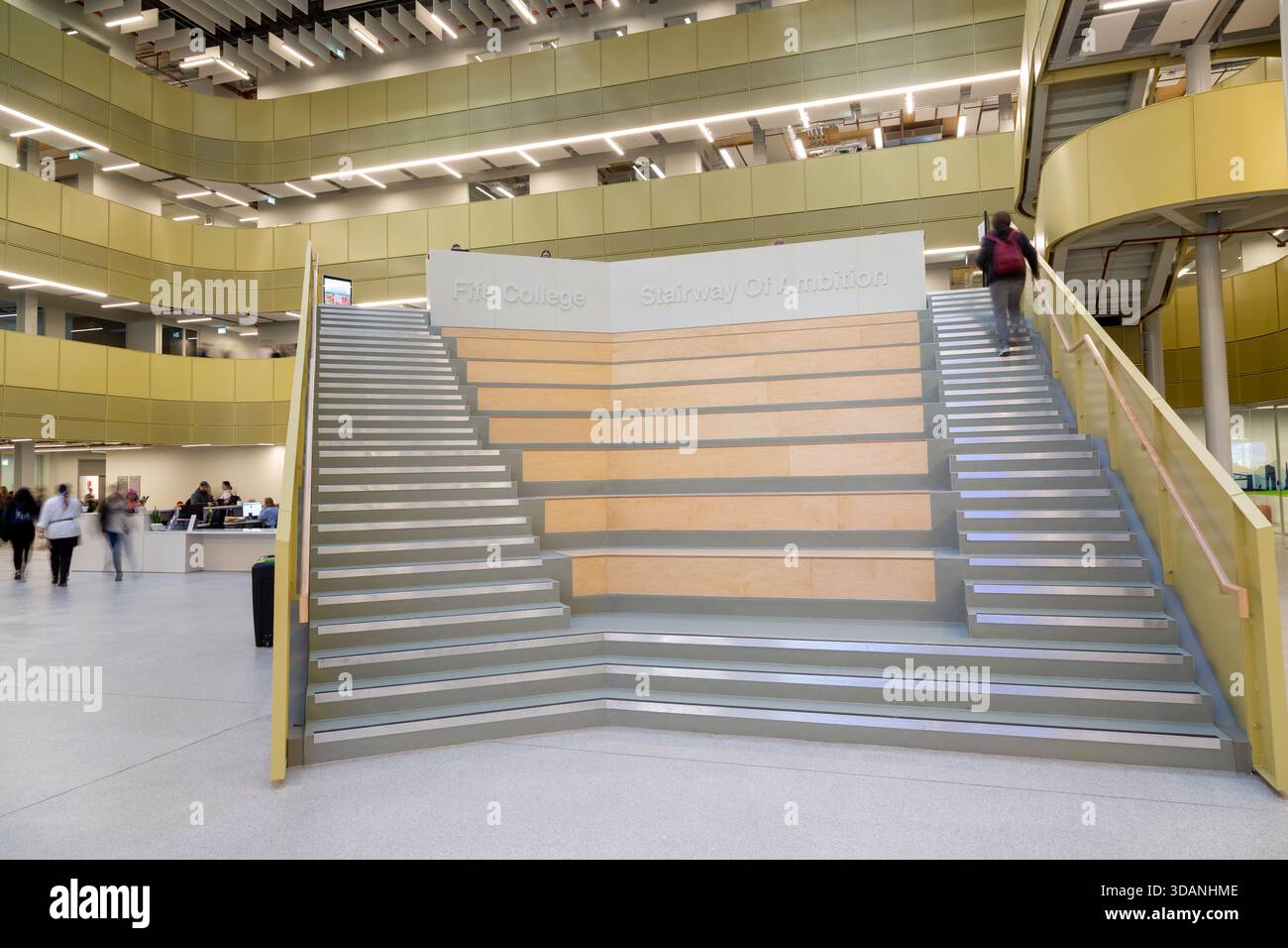 Scalinata dell'ambizione all'interno del nuovo Dunfermline Learning Campus, Dunfermline, Fife, Scozia, Foto Stock