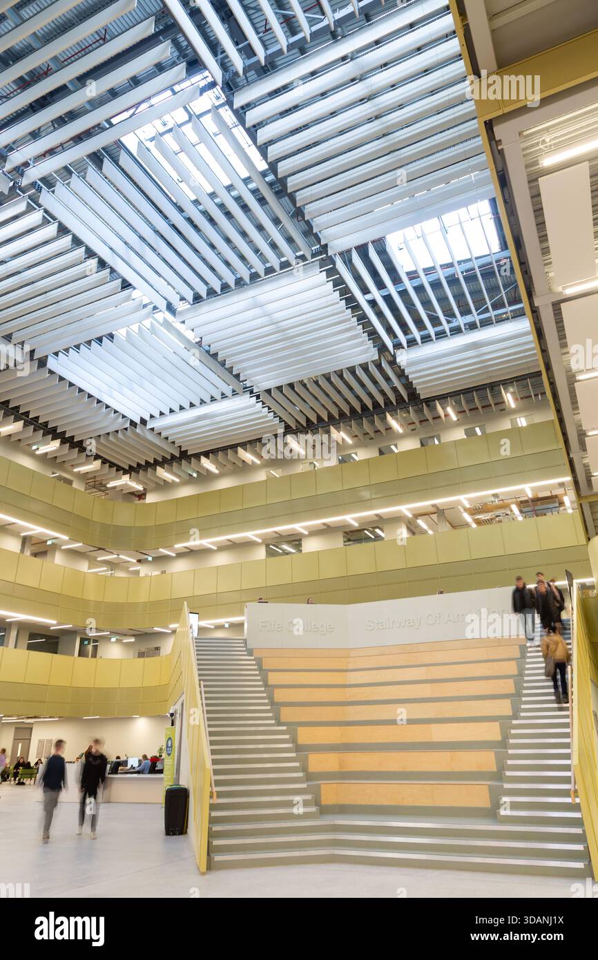 Scalinata dell'ambizione all'interno del nuovo Dunfermline Learning Campus, Dunfermline, Fife, Scozia, Foto Stock