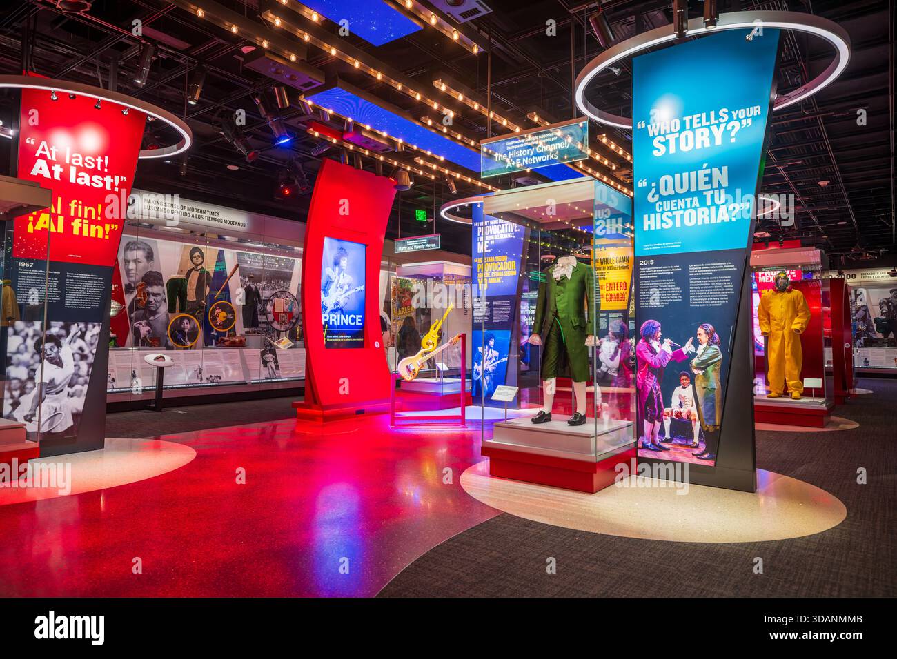 Smithsonian American History Museum Entertainment Exhibit Washington DC // WASHINGTON DC — The Entertainment Nation: How Culture Shaped America esibisce al National Museum of American History e mostra manufatti significativi dell'intrattenimento americano. Le esposizioni includono una chitarra e un poster relativi a Prince, un costume di epoca coloniale dal musical Hamilton, e una tuta gialla hazmat di Breaking Bad. Il museo, parte dello Smithsonian Institution, è dedicato alla raccolta, alla conservazione e all'esposizione del patrimonio degli Stati Uniti. Questa mostra esplora come varie forme di popolare c Foto Stock