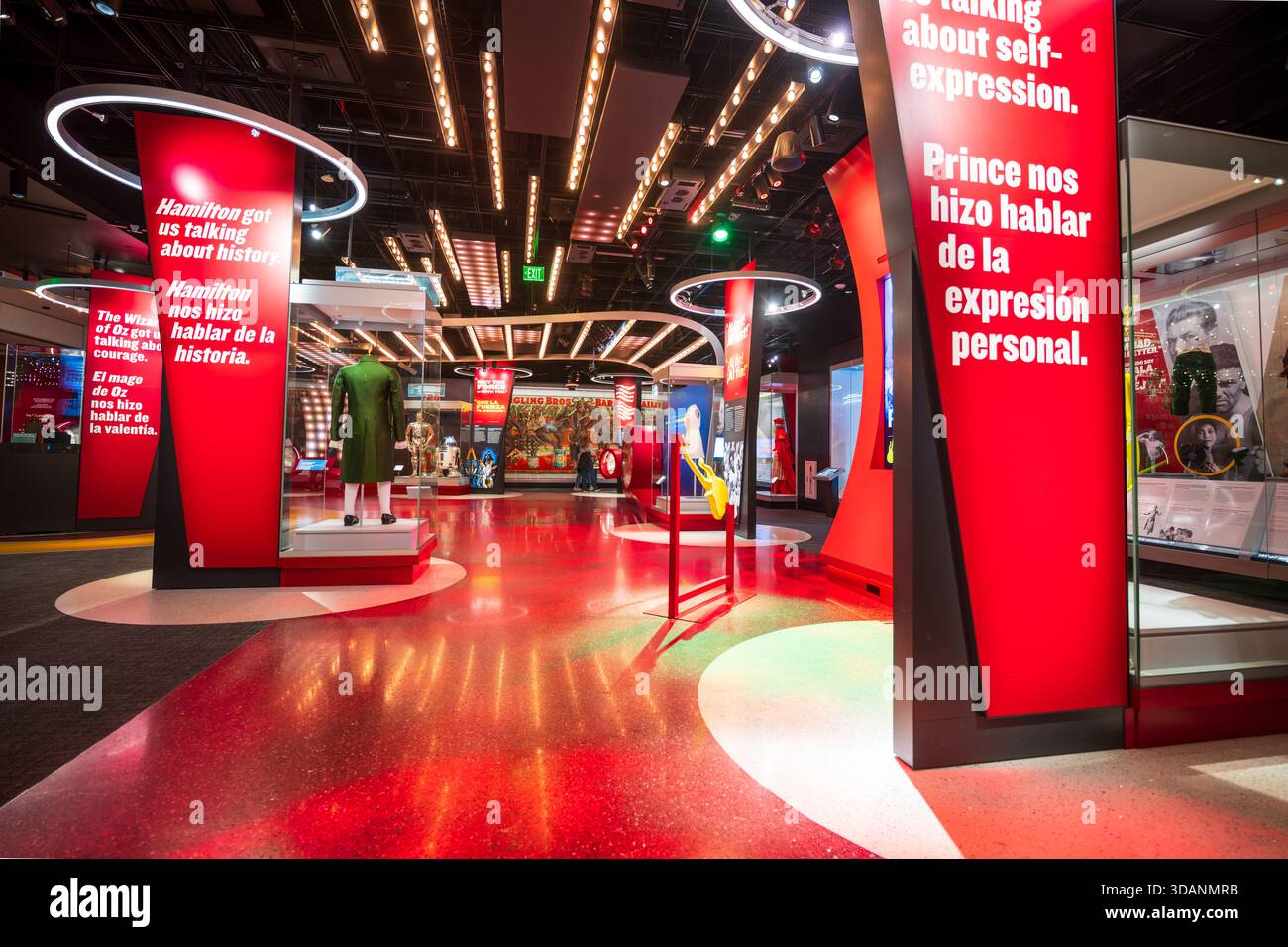 Smithsonian American History Museum Entertainment Exhibit Washington DC // WASHINGTON DC - la mostra Entertainment Nation presso lo Smithsonian National Museum of American History presenta manufatti iconici della cultura popolare. Le esibizioni includono un costume del musical Hamilton, droidi C-3PO e R2-D2 del franchise cinematografico di Star Wars e una chitarra gialla associata a Prince. Questa coinvolgente mostra esplora come l'intrattenimento ha plasmato l'identità e la cultura americane nel corso dei secoli. Il museo, parte dello Smithsonian Institution, si trova sul National Mall. Ne mostra più di 20 Foto Stock
