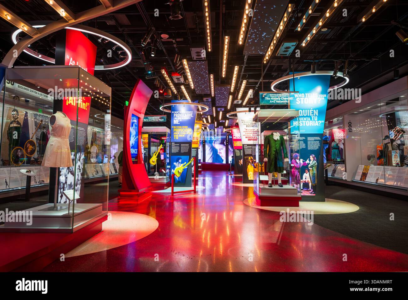 Smithsonian American History Museum Entertainment Exhibit Washington DC // WASHINGTON DC - la mostra Entertainment Nation allo Smithsonian National Museum of American History espone manufatti iconici della storia dell'intrattenimento americano. Le attrazioni principali includono l'abito da tennis di Althea Gibson, la chitarra di Prince's Yellow Cloud e un costume di Hamilton di Lin-Manuel Miranda. Il museo è dedicato alla conservazione e all'interpretazione del patrimonio degli Stati Uniti. Questa mostra permanente esplora l'evoluzione dell'intrattenimento americano, dal cinema e dalla televisione alla musica, allo sport e al teatro. Establ Foto Stock