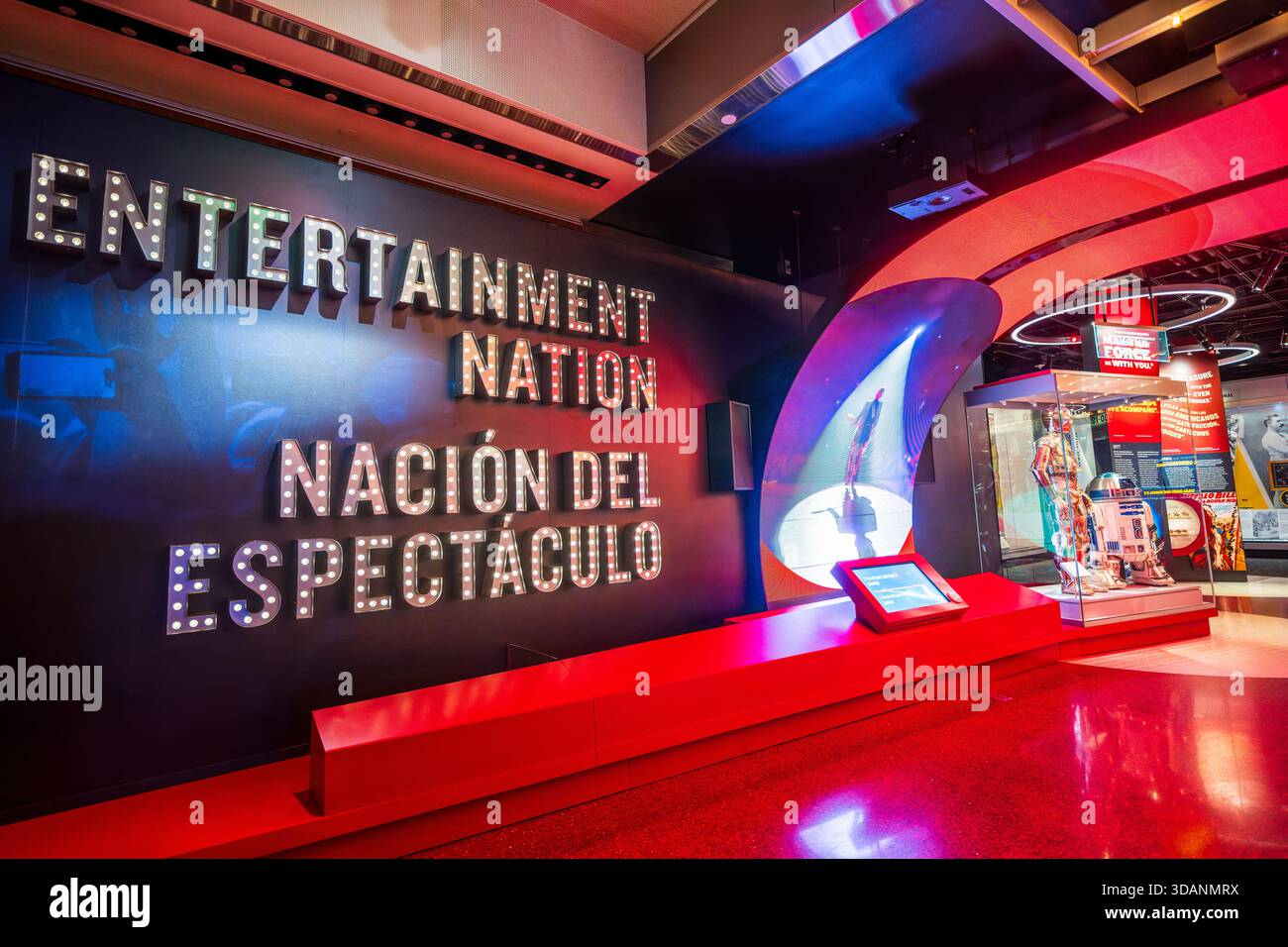 Smithsonian American History Museum Entertainment Nation Exhibit Washington DC // WASHINGTON DC — la mostra Entertainment Nation / Nación del Espectáculo allo Smithsonian National Museum of American History presenta un cartello in stile tendone, uno schermo a LED curvo e gli iconici personaggi di Star Wars C-3PO e R2-D2. Questa mostra permanente esplora la ricca storia dell'intrattenimento americano e il suo impatto culturale. Il museo, parte dello Smithsonian Institution, è dedicato alla raccolta e alla conservazione del patrimonio degli Stati Uniti. Si trova sul National Mall di Washington D.C. Foto Stock