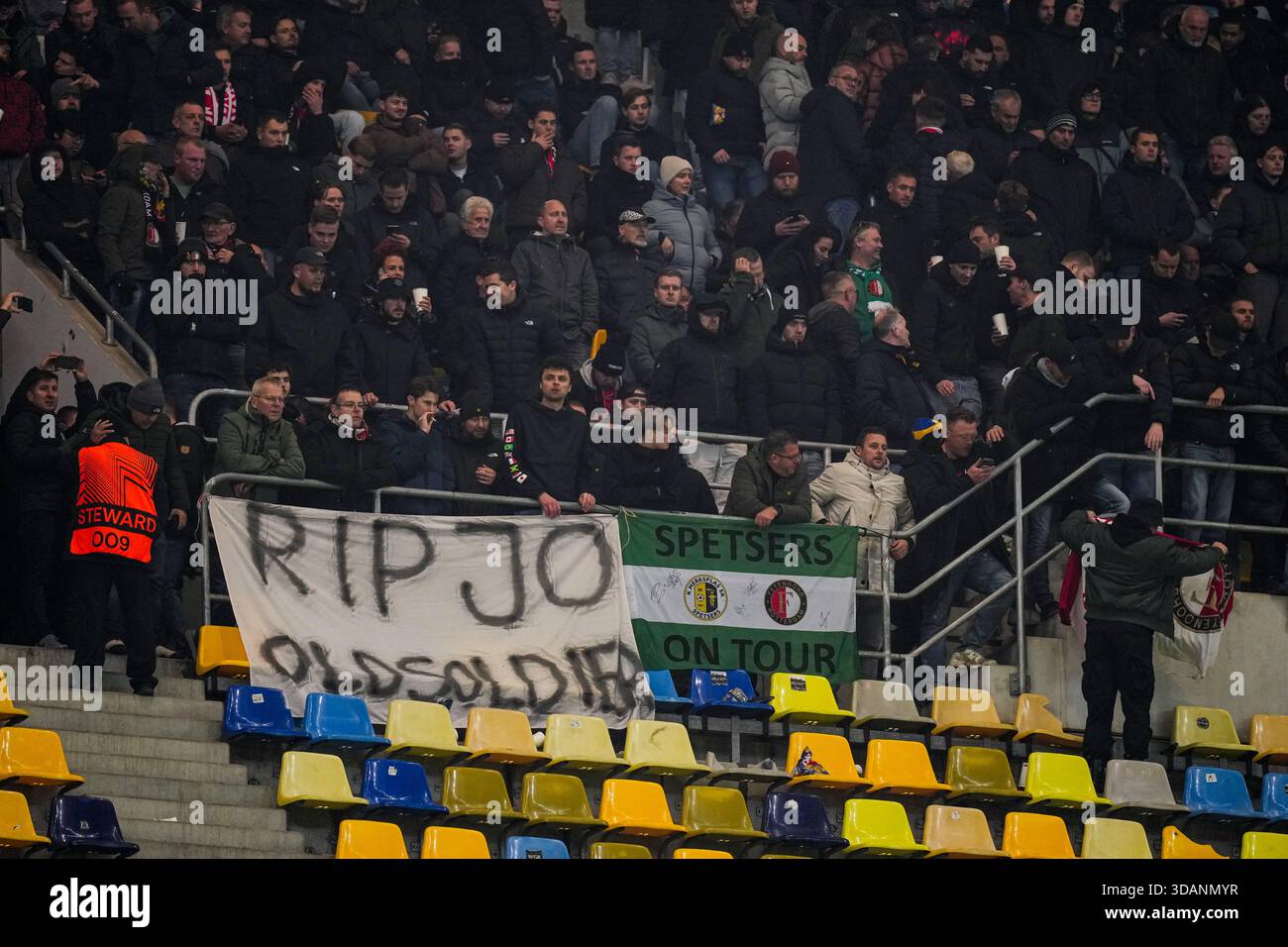 Bucarest, Romania. 11 dicembre 2025. Bucarest - tifosi del Feyenoord durante la sesta partita della UEFA Europa League 2025/2026. La partita è ambientata tra il Fotbal Club FCSB e il Feyenoord all'Arena Nationala l'11 dicembre 2025 a Bucarest, Romania. Credito: Foto Box to Box/Alamy Live News Foto Stock