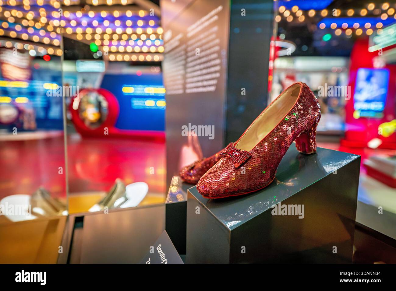 Smithsonian American History Museum Dorothy's Ruby Slippers Washington DC // WASHINGTON DC — Dorothy's Ruby Slippers dal film del 1939 The Wizard of Oz sono una mostra di spicco al National Museum of American History dello Smithsonian. Indossate da Judy Garland come Dorothy Gale, queste iconiche scarpe con paillettes sono una delle quattro coppie superstiti. Il museo acquistò questa coppia nel 1979 per la sua collezione permanente. Sono una caratteristica centrale all'interno della mostra Entertainment Nation, che celebra la cultura popolare americana. Il museo si trova nel National Mall di Washington, D.C. Foto Stock