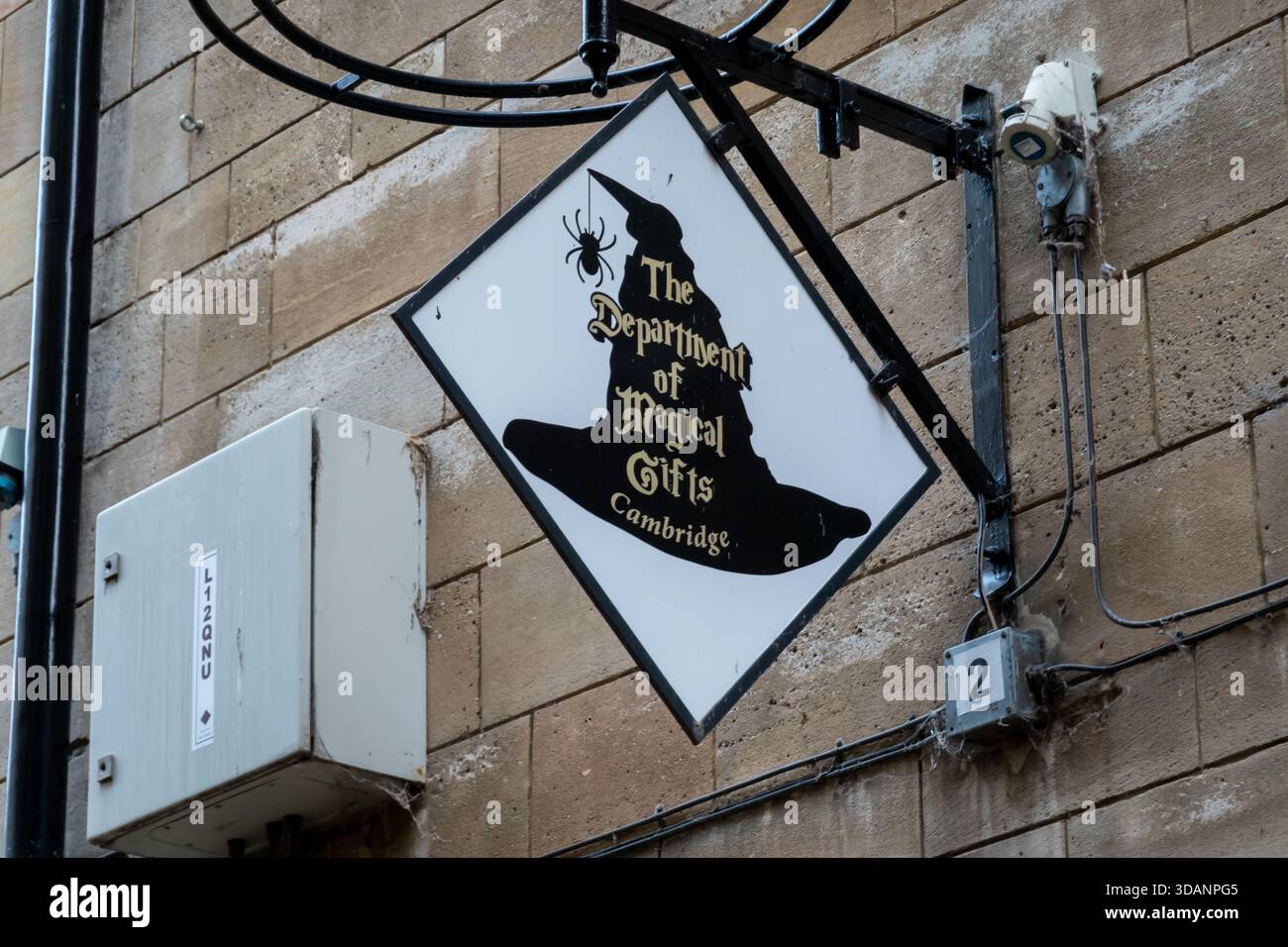 Il cartello del Department of Magical Gifts è appeso su un muro di mattoni a Cambridge, Regno Unito Foto Stock