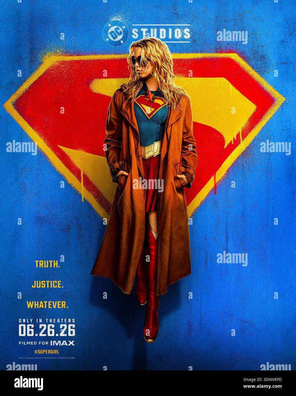 Supergirl (2026) è un film diretto da Craig Gillespie e interpretato da Milly Alcock, Matthias Schoenaerts ed Emily Beecham. Kara Zor-El affronta un'educazione cosmica più dura lontano dalla Terra prima di abbracciare il suo destino come Supergirl. USA SOLO PER USO EDITORIALE poster con un foglio di anticipo. Crediti: BFA / DC Studios Foto Stock