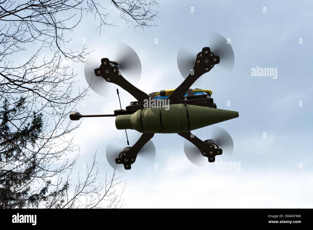 Un drone con munizioni montate sta volando attraverso gli alberi. Foto Stock