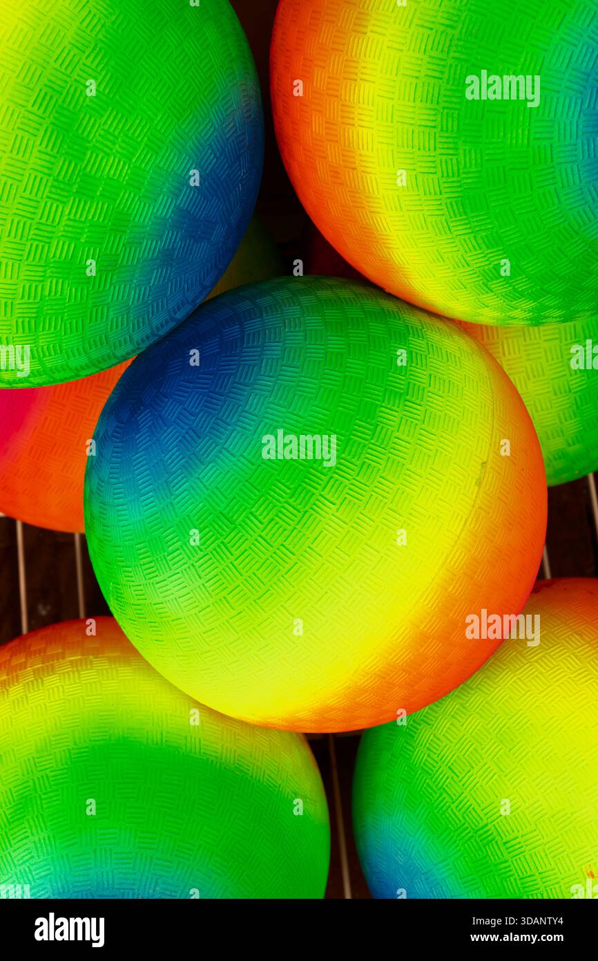 Design astratto con palline colorate luminose, ideale per uno sfondo con spazio per testo o copia. Foto Stock