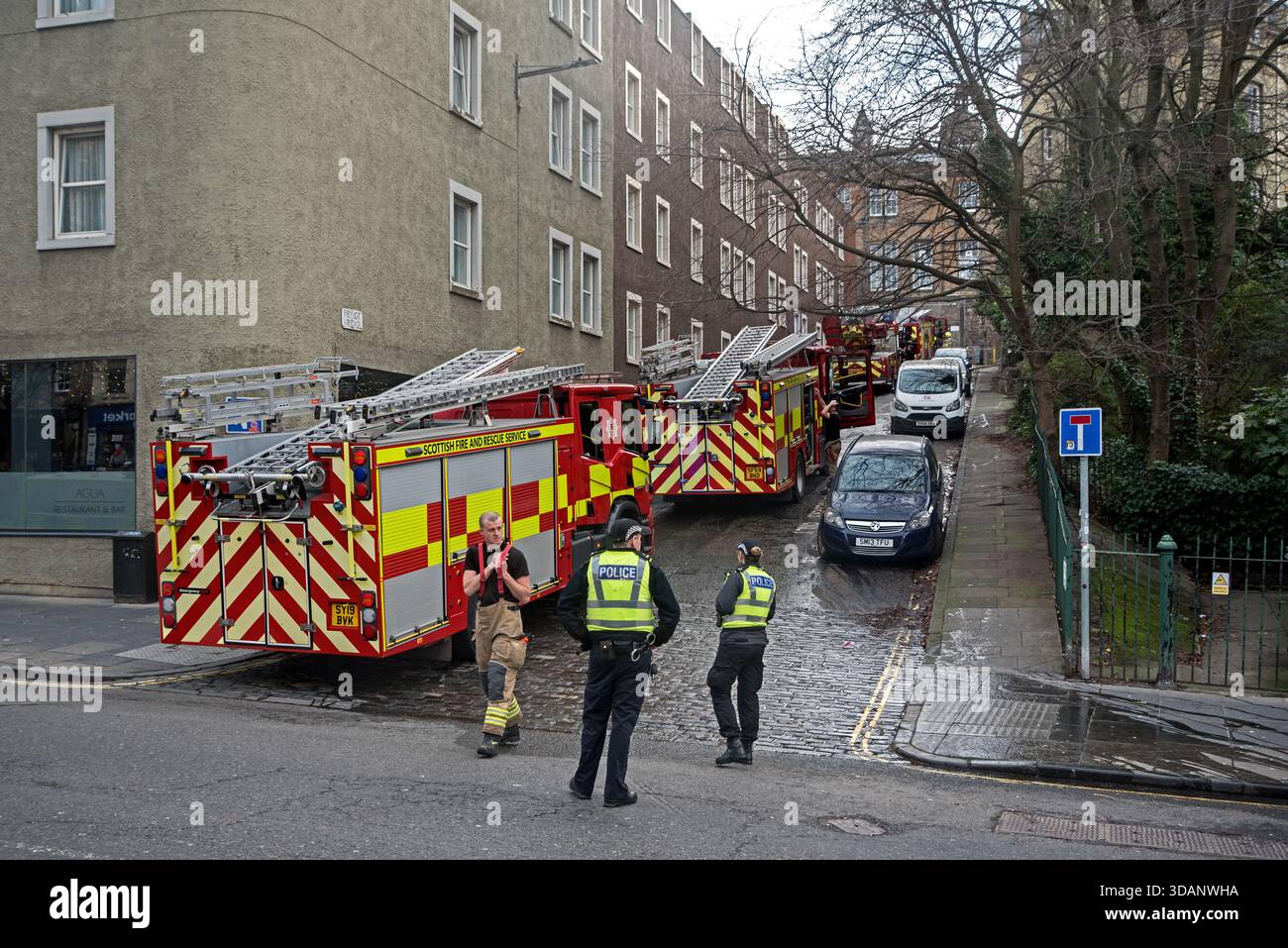 Servizio antincendio e di soccorso scozzese dopo aver spento un incendio al ponte Heriot nella città vecchia di Edimburgo. Foto Stock
