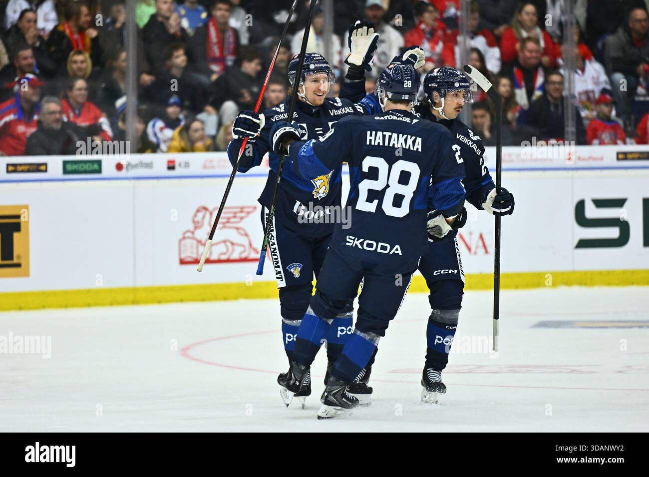 Liberec, Repubblica Ceca. 11 dicembre 2025. Robin Salo della Finlandia, a sinistra, celebra un gol con i suoi compagni di squadra durante i Giochi svizzeri di hockey, parte della serie Euro Hockey Tour, match Repubblica Ceca contro Finlandia l'11 dicembre 2025, Liberec, Repubblica Ceca. Crediti: Radek Petrasek/CTK Photo/Alamy Live News Foto Stock