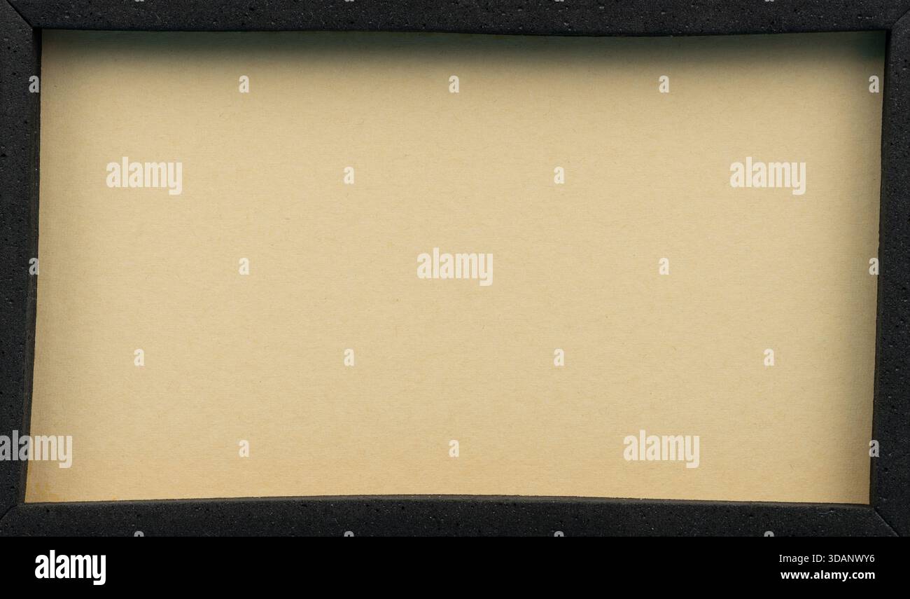 La cornice vuota si trova su uno sfondo semplice, in attesa dell'aggiunta di un'immagine o di un disegno per la visualizzazione. Foto Stock