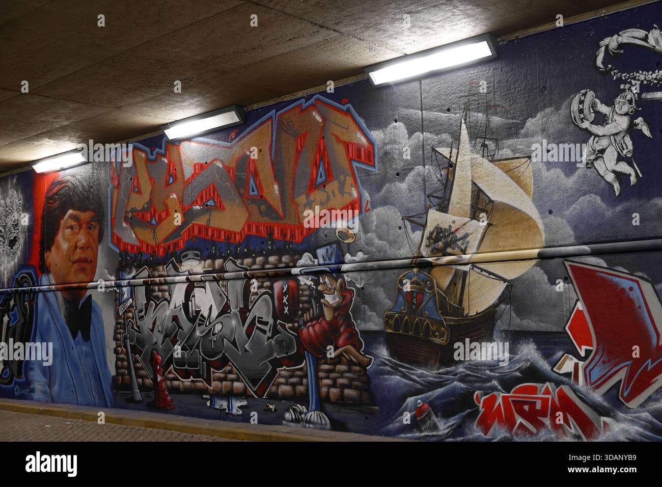 Luci fluorescenti sul soffitto di un tunnel di cemento sopra graffiti e opere murali sul sottopassaggio a Dijksgracht, Amsterdam, Paesi Bassi, di notte. Foto Stock