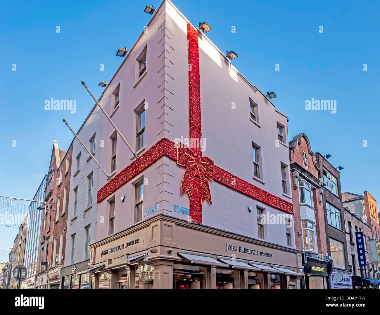 John Brereton Jewellers all'angolo tra Grafton e South Anne Street, Dublino, decorato come un gigantesco contenitore regalo di Natale con un fiocco rosso scintillante. Foto Stock