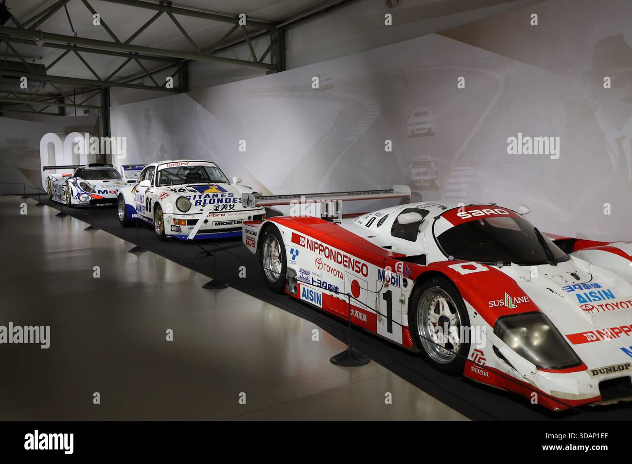 Ancienne voiture de Course dans le musée des 24 Heures du Mans, ville du Mans, département de la Sarthe, Francia Foto Stock