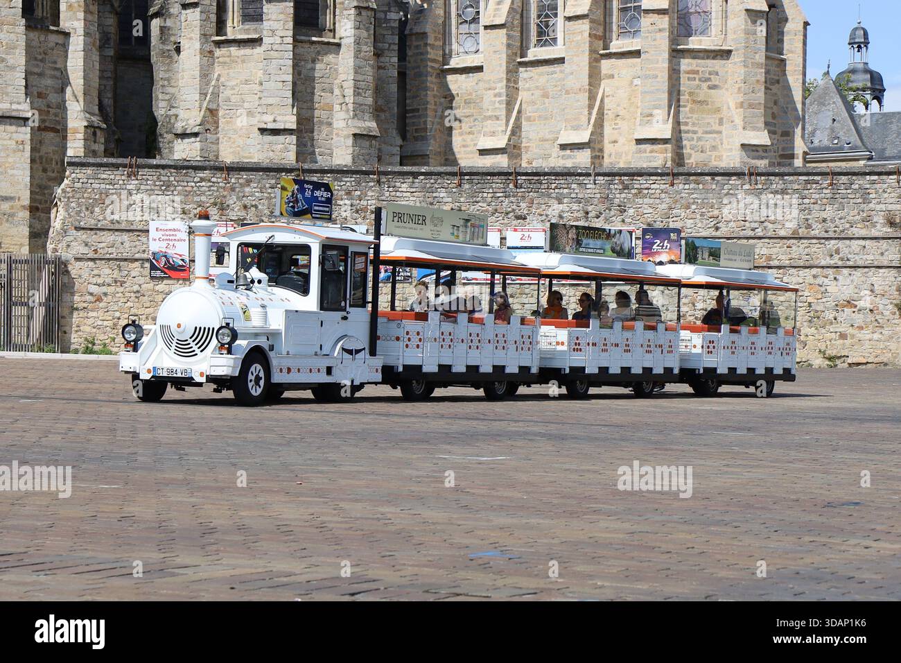 Petit train touristique dans la ville, ville du Mans, département de la Sarthe, Francia Foto Stock