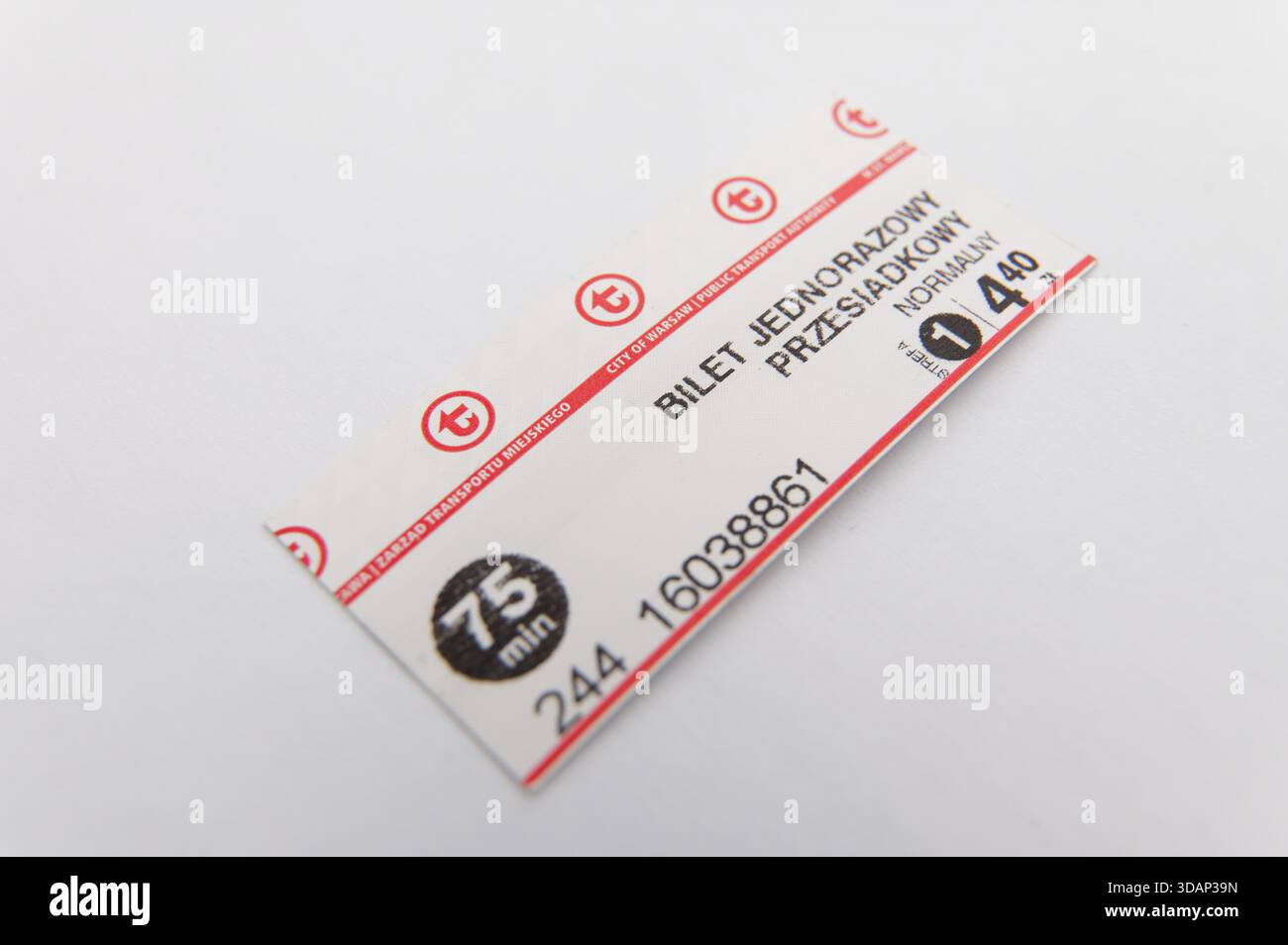 Foto macro pulita di un biglietto di trasferimento per i mezzi pubblici di Varsavia collocato su una superficie bianca. Foto Stock