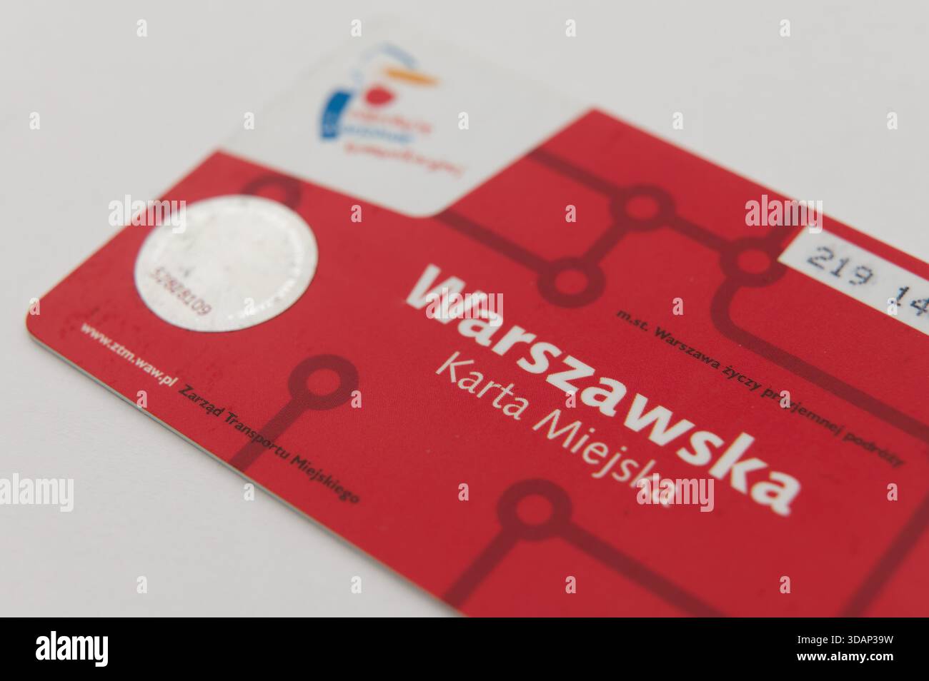 Vista macro della carta rossa Warszawska Karta Miejska con testo stampato ed elementi grafici. Foto Stock