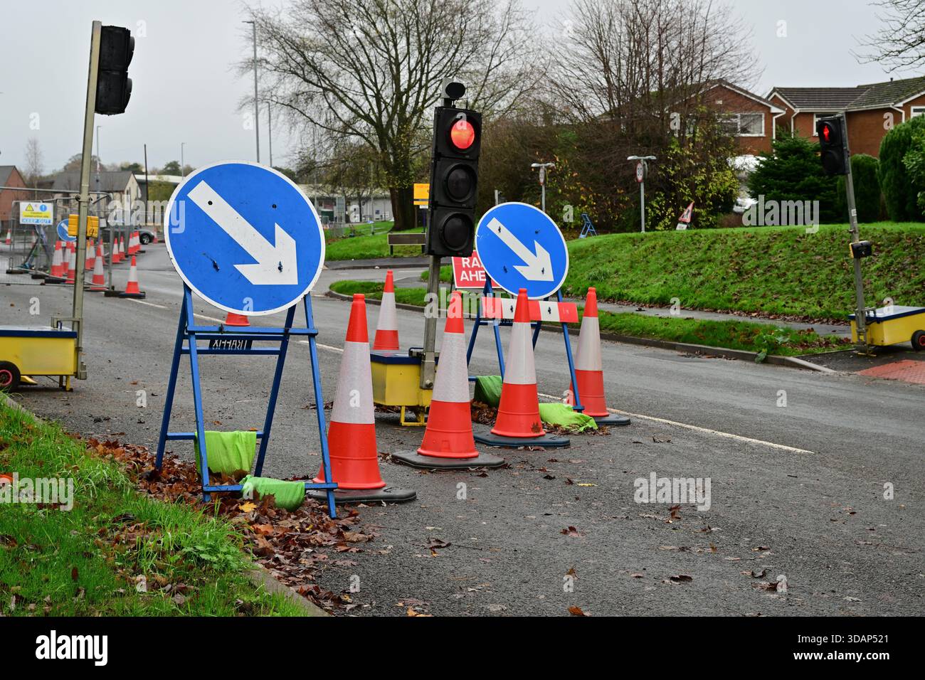 Lavori stradali temporanei a luci rosse e mantieni le indicazioni sulla sinistra Foto Stock