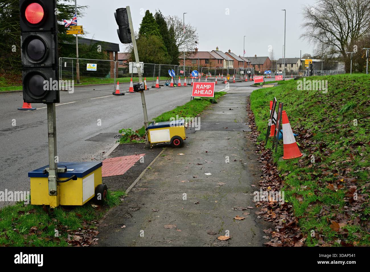 Lavori stradali temporanei con segnale rosso e segnaletica Ramp Ahead Foto Stock
