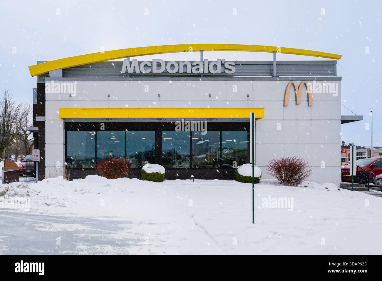 Utica, NY - 9 dicembre 2025: Una vista invernale nevicata del McDonald's Restaurant come concetto di calore e intrattenimento gastronomico dal freddo, questo sito è Foto Stock