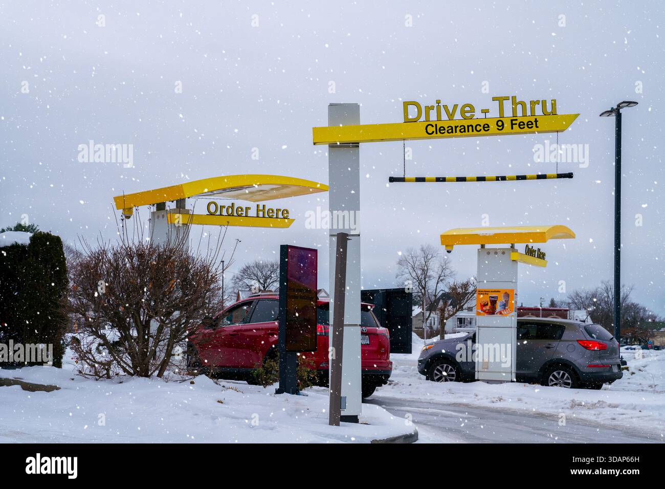 Utica, NY - 9 dicembre 2025: Una vista invernale nevicata del McDonald's Drive-thru come concetto di calore e intrattenimento gastronomico dal freddo, questo sito è Foto Stock