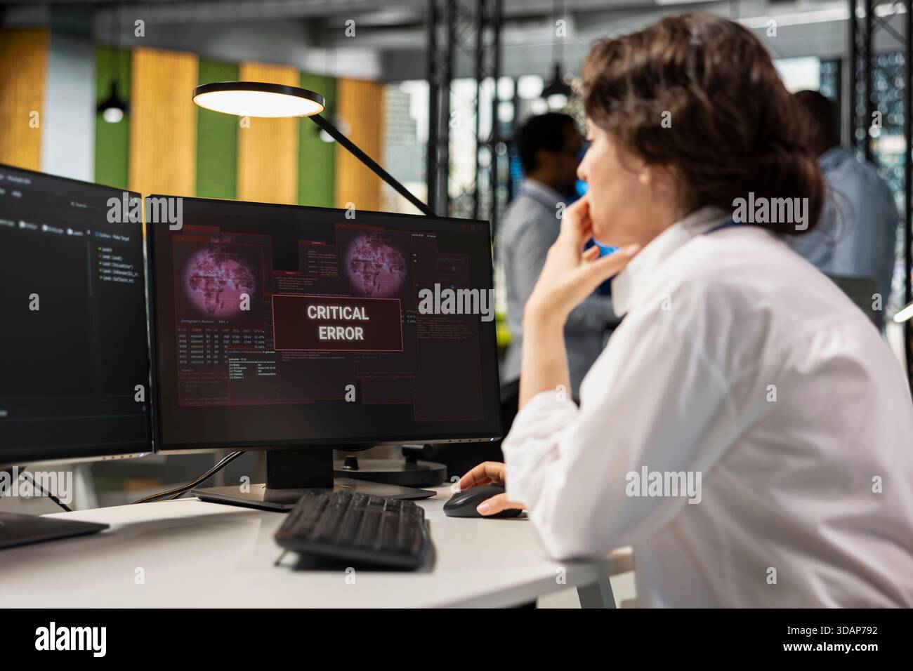 Informatico in ufficio che riceve un avviso di errore critico durante la scrittura del codice API. Specialista IT nell'avvio tecnologico che utilizza il PC per risolvere i problemi software e risolvere i crash del sistema Foto Stock