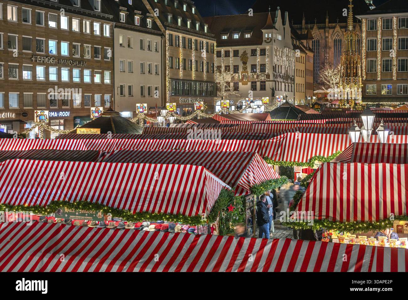 Mercatino di Natale di Norimberga illuminato la sera con la splendida Fontana, l'Hauptmarkt, Norimberga, la Franconia centrale, la Baviera, Germania Foto Stock