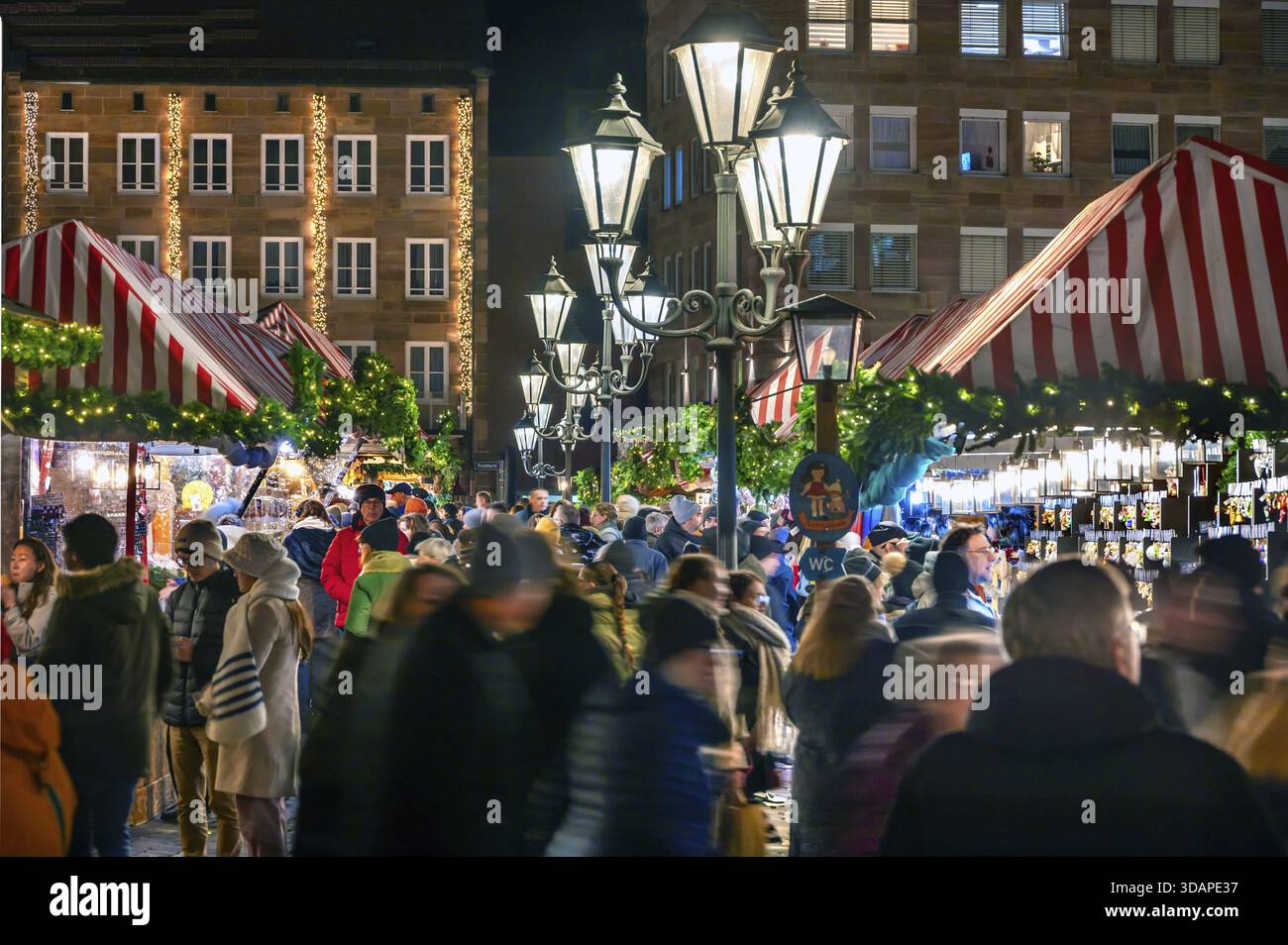 Mercatino di Natale serale a Norimberga, Hauptmarkt, Norimberga, Franconia media, Baviera, Germania Foto Stock