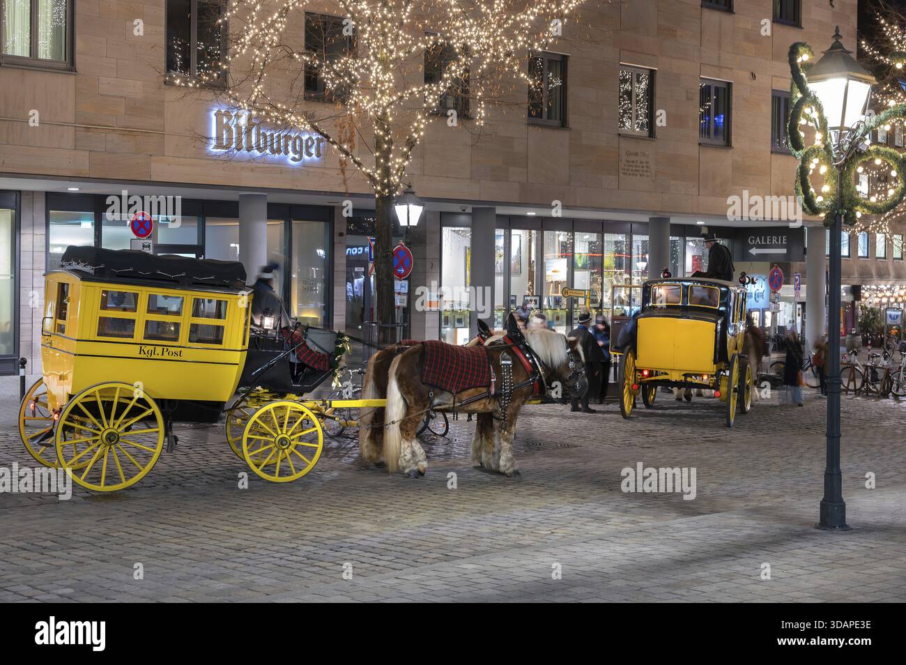 Passeggiate in carrozza storica a cavallo durante il mercatino di Natale di Norimberga, Norimberga, Franconia media, Baviera, Germania Foto Stock
