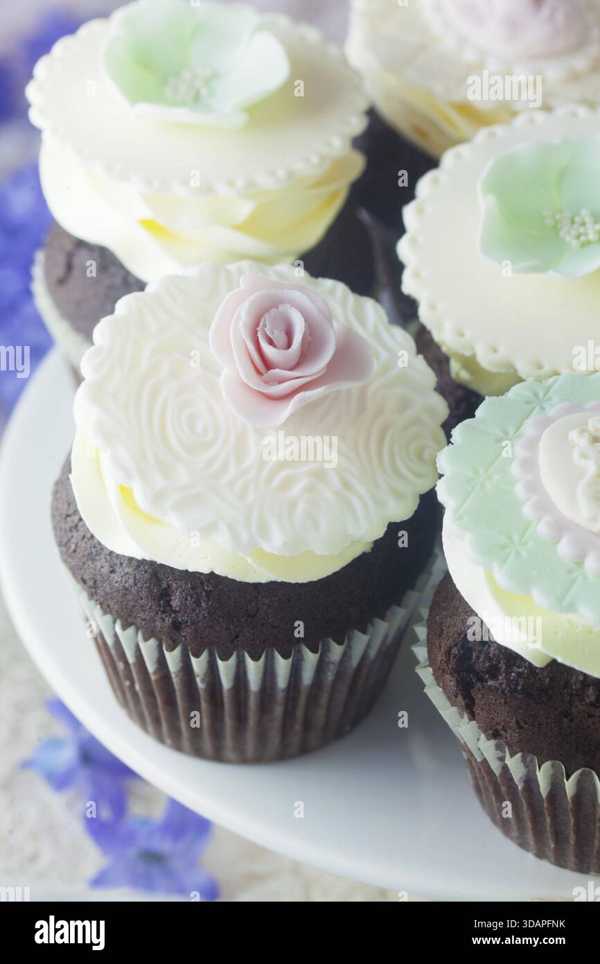 Cibo, torte al cioccolato su Un supporto per torte Foto Stock