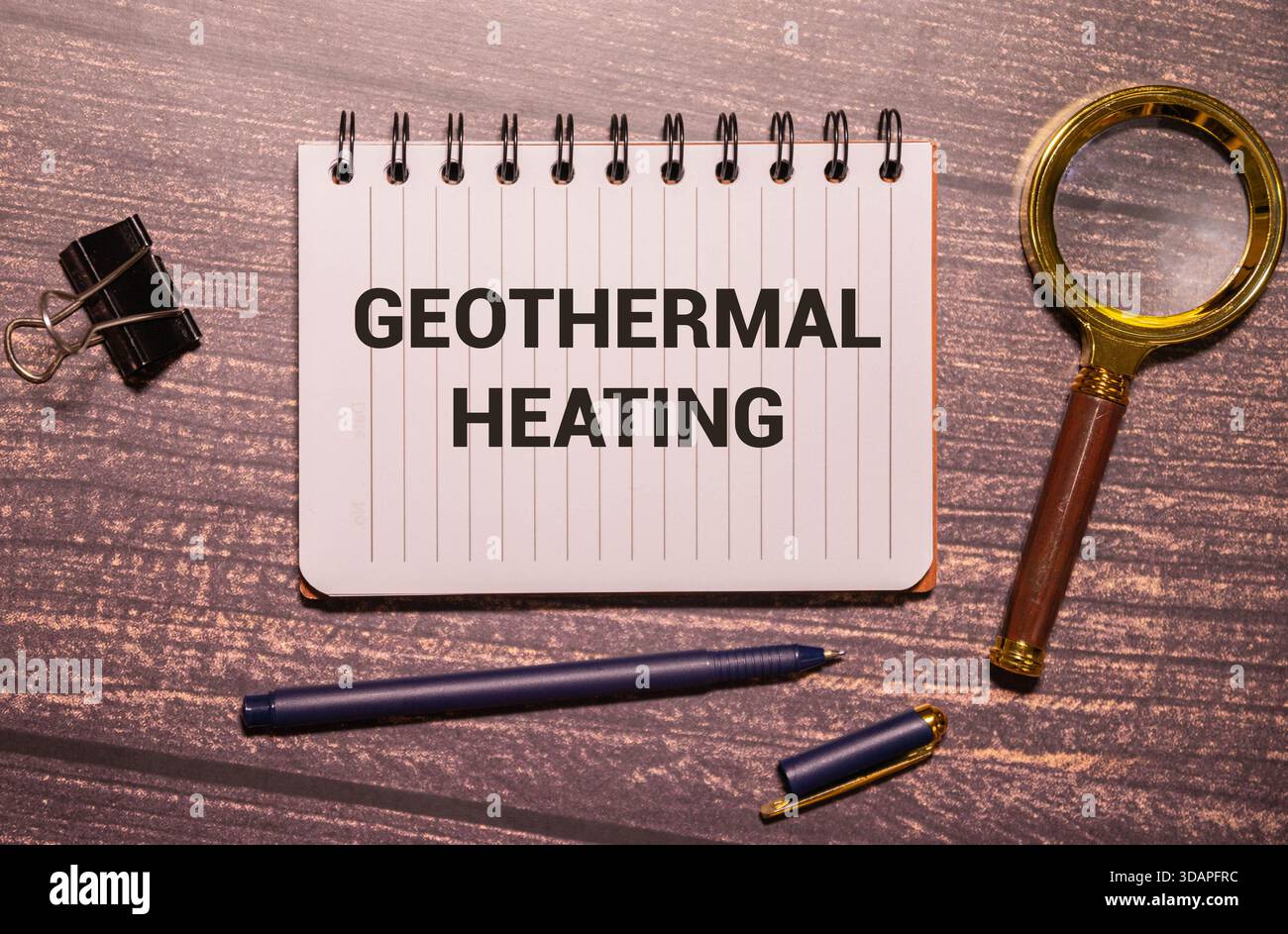 Lavagna con progetto o piano di costruzione e mattoncini con parole tedesche per il riscaldamento geotermico - Geothermieheizung Foto Stock