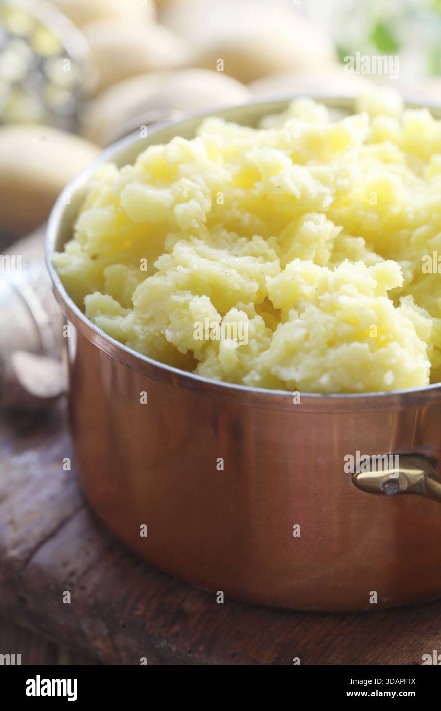 Cibo, purè di patate in Una pentola da cucina Foto Stock