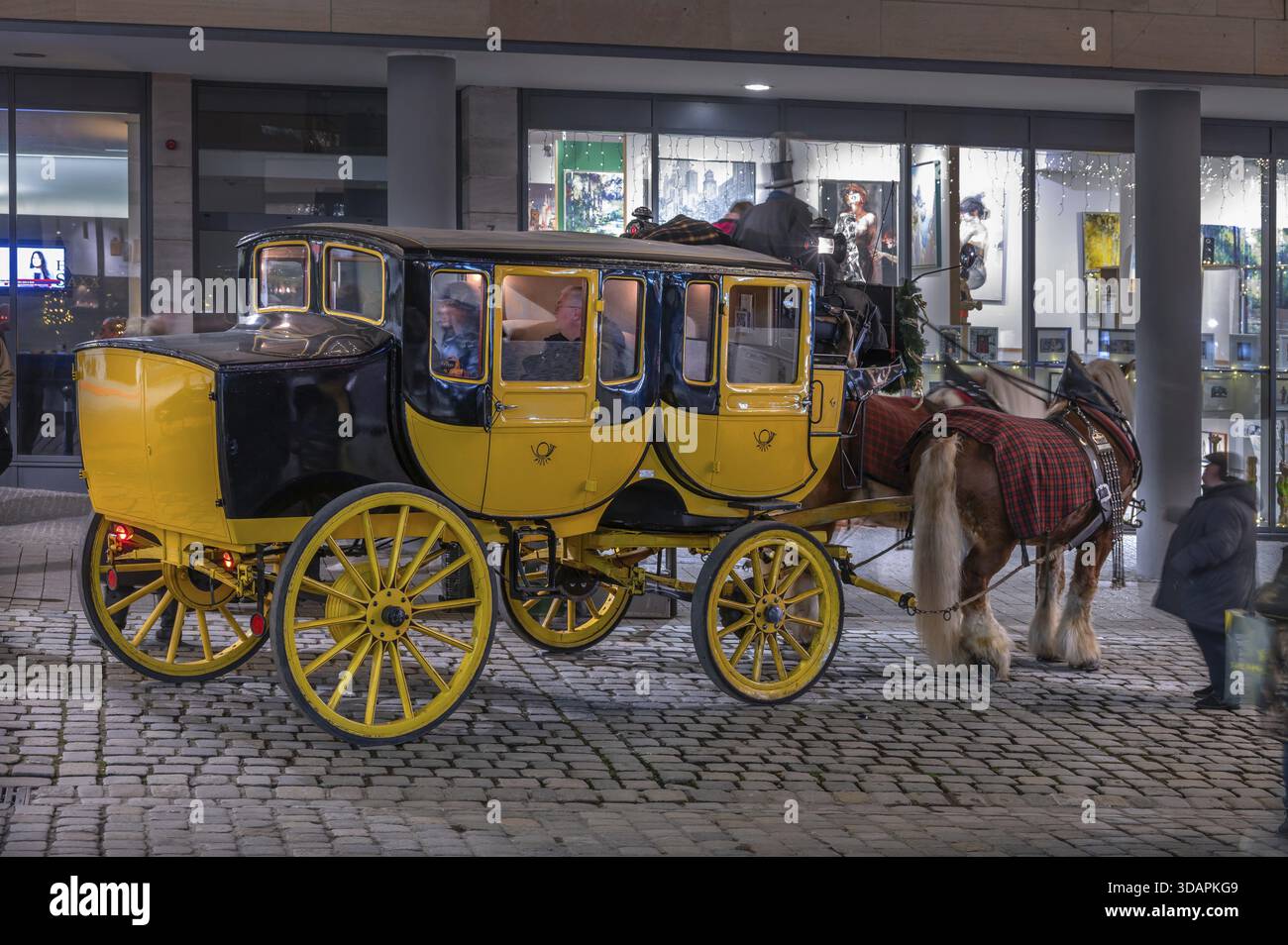 Passeggiate in carrozza storica a cavallo durante il mercatino di Natale di Norimberga, Norimberga, Franconia media, Baviera, Germania Foto Stock