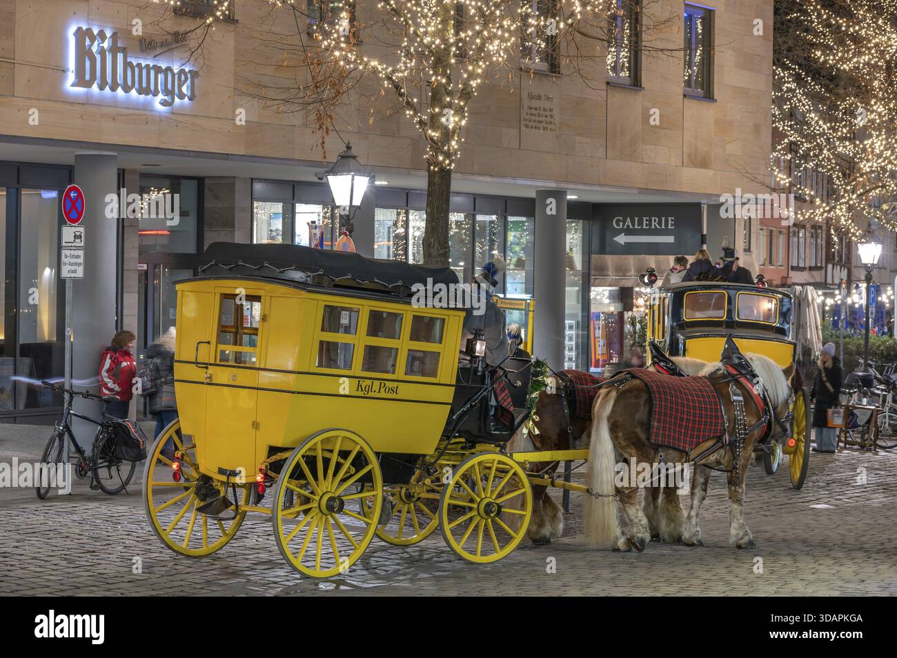 Passeggiate in carrozza storica a cavallo durante il mercatino di Natale di Norimberga, Norimberga, Franconia media, Baviera, Germania Foto Stock