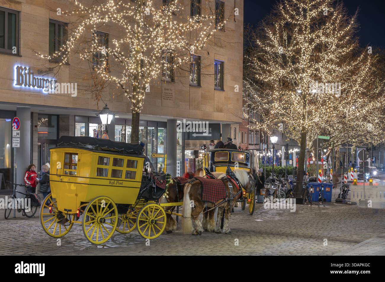 Passeggiate in carrozza storica a cavallo durante il mercatino di Natale di Norimberga, Norimberga, Franconia media, Baviera, Germania Foto Stock
