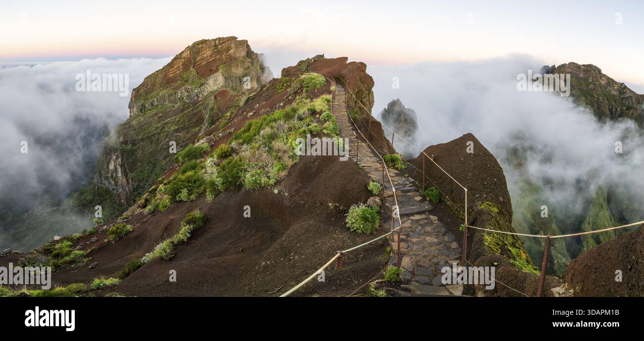 Alba a Pico do Arieiro, nuvole di nebbia si estendono sulle vette delle montagne, mare di nebbia, sentiero escursionistico PR1, Madeira, Portogallo Foto Stock