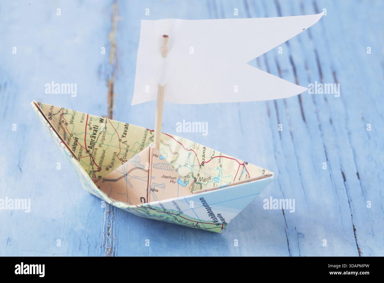 Barca di carta con copia Spazio su uno sfondo blu Foto Stock